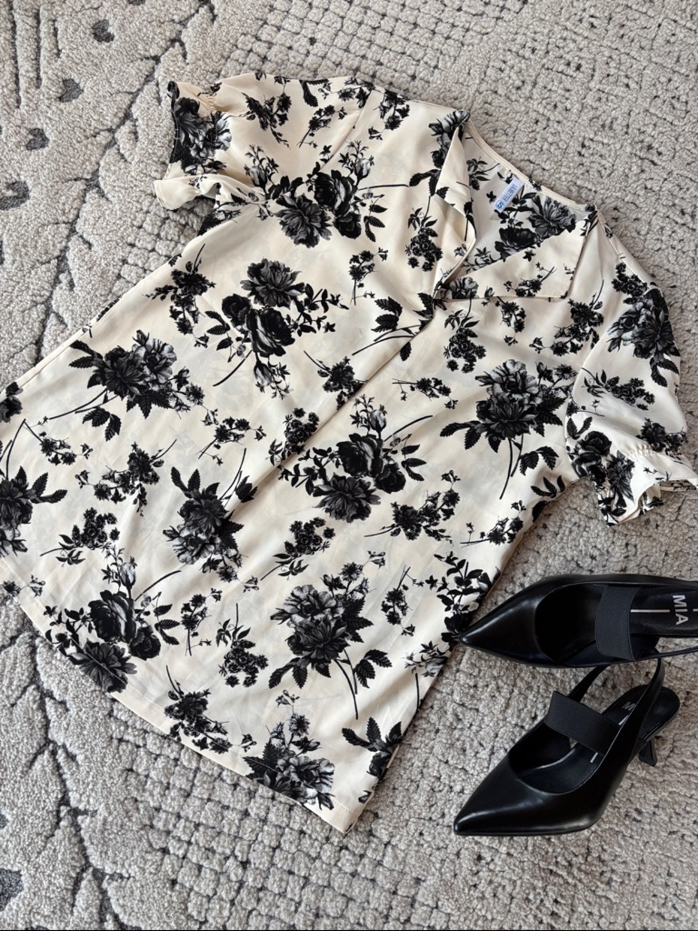 Boutique Cream and Black Floral Short-Sleeve Women’s Blouse SZ S